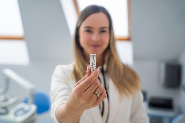 Mennyibe kerül Magyarországon egy implantátum?